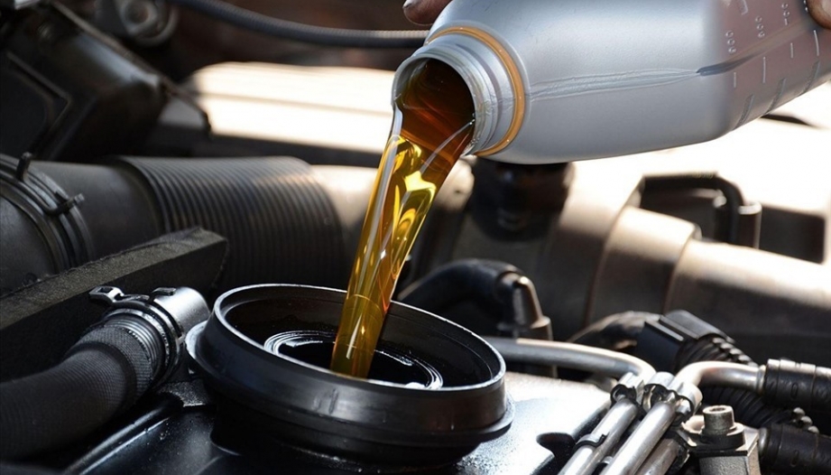 Kinh nghiệm lái xe: Thay dầu nhớt lần đầu km bao nhiêu là hợp lý?